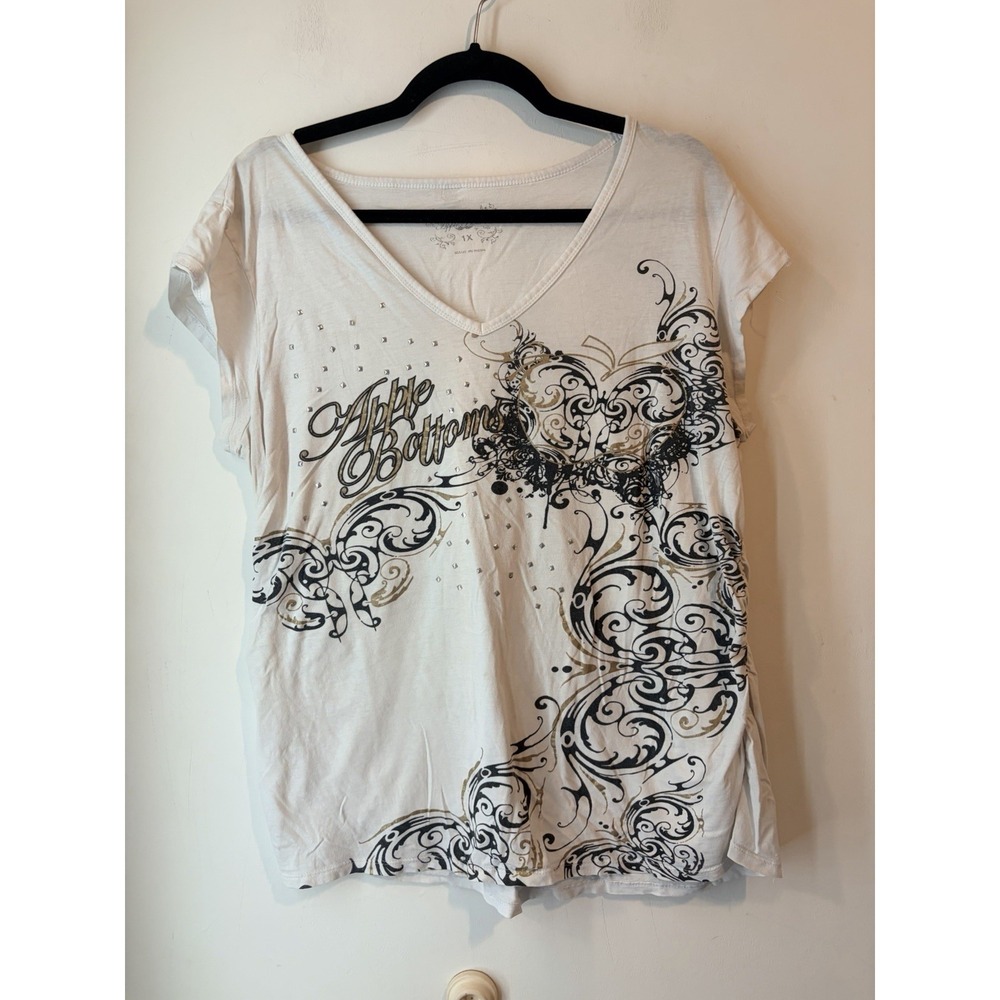 Apple Bottoms Graphic Tee 1X White Studded V Neck Y2K Scroll Heart Top